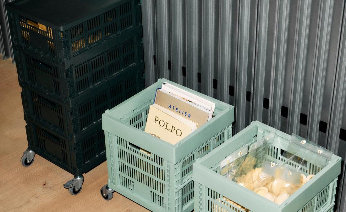 HAY Colour Crate collection_HAY Colour Crate Wheels_HAY Colour Crate Lid Plastic M charcoal